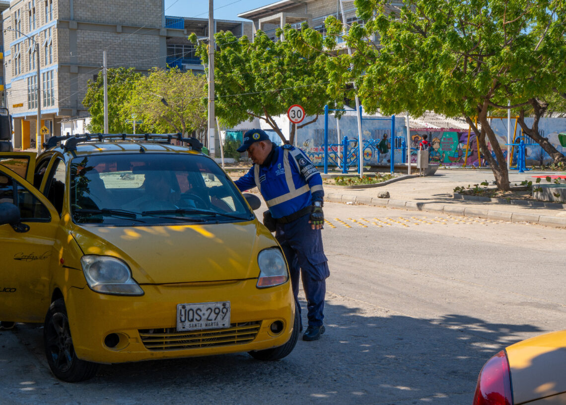 ¡Vienen operativos! Supervisan la calibración y reprogramación de taxímetros en Santa Marta