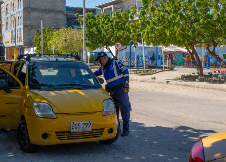¡Vienen operativos! Supervisan la calibración y reprogramación de taxímetros en Santa Marta