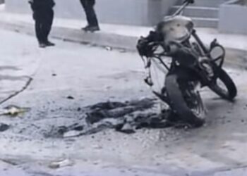 Fiesta en Colinas del Pando terminó en disturbios: incineran moto de la Policía