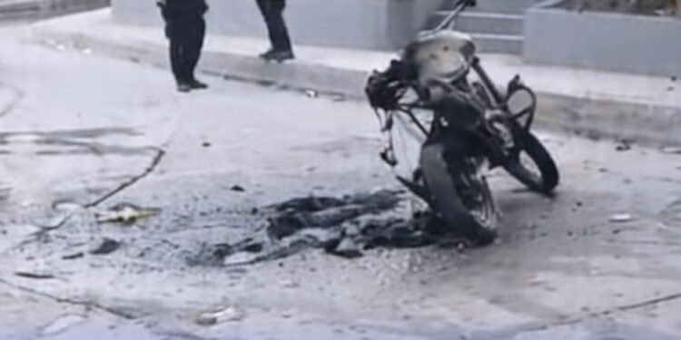 Fiesta en Colinas del Pando terminó en disturbios: incineran moto de la Policía