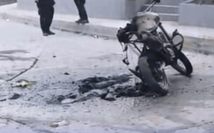 Fiesta en Colinas del Pando terminó en disturbios: incineran moto de la Policía