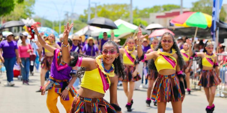 Más de 30 mil personas disfrutaron del Desfile Folclórico en la calle 30