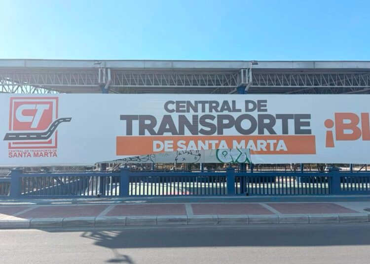 Rechazan actos vandálicos contra valla institucional de la Terminal de Transporte