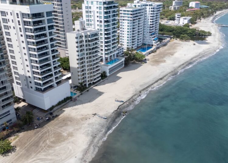 Jornada de oxigenación y limpieza en la playa de Los Cocos tras la Fiesta del Mar