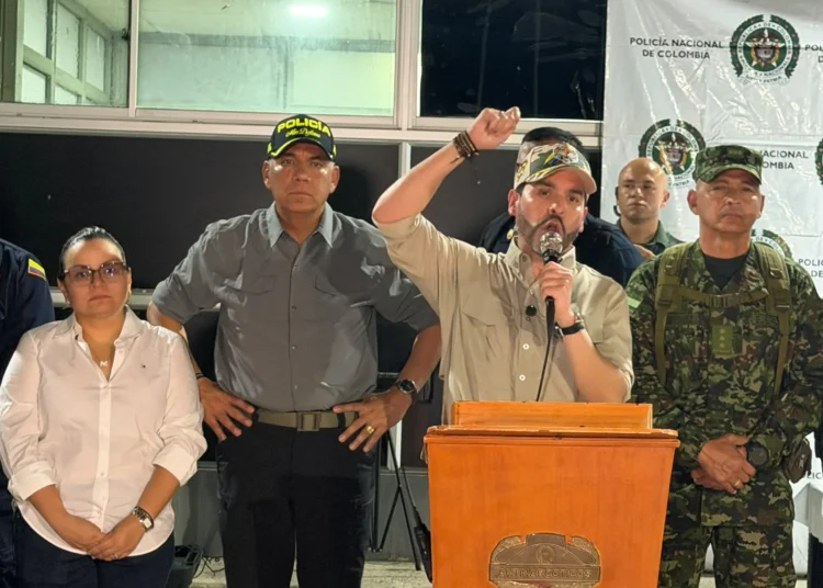 De la Espriella advierte a grupos armados: «Una bomba o las balas de la República les caerán»