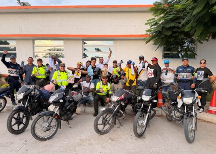 Para prevenir siniestros viales, Gobernación sensibiliza a motociclistas de El Retén con entrega de cascos