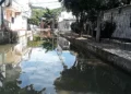 Denuncian riesgo sanitario para estudiantes por rebosamiento de aguas residuales en Gaira