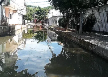 Denuncian riesgo sanitario para estudiantes por rebosamiento de aguas residuales en Gaira