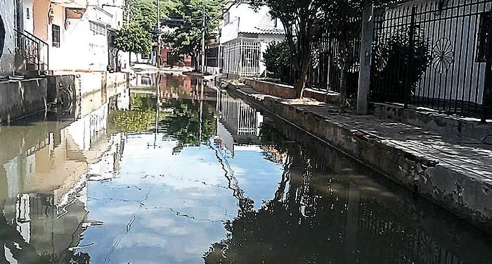 Denuncian riesgo sanitario para estudiantes por rebosamiento de aguas residuales en Gaira