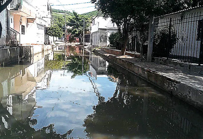 Denuncian riesgo sanitario para estudiantes por rebosamiento de aguas residuales en Gaira