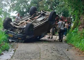 Cinco estudiantes y una madre de familia resultaron heridos tras volcamiento de camioneta en Minca