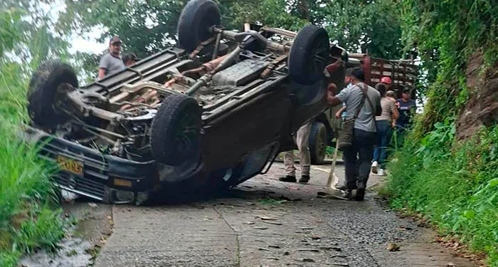 Cinco estudiantes y una madre de familia resultaron heridos tras volcamiento de camioneta en Minca