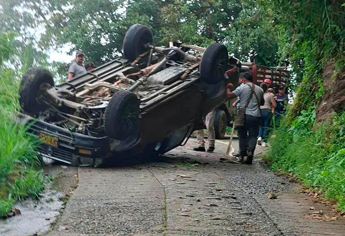Cinco estudiantes y una madre de familia resultaron heridos tras volcamiento de camioneta en Minca